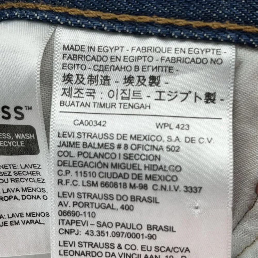 Levis solid fit button